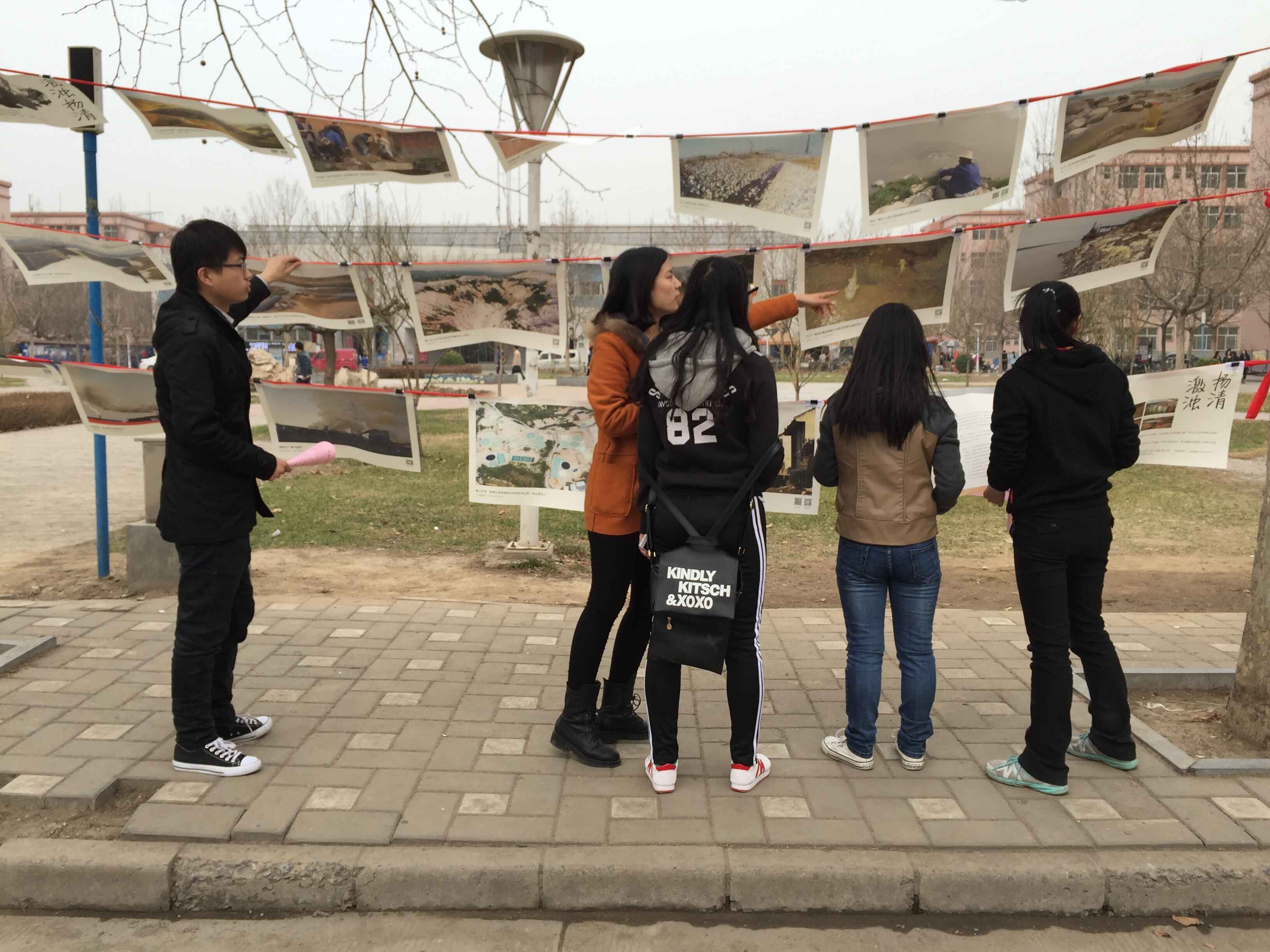 suncitygroup太阳集团研究生会成员为同学们讲解图片展.jpg suncitygroup太阳集团研究生会成员为同学们讲解图片展.jpg